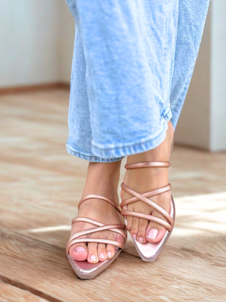 Sandalia Elegante de Tiras Cruzadas - Comodidad Premium